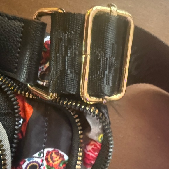 Betsey Johnson-Vampire Lips and Sugar Skull Cross Body- Flower Interior-Like New - Picture 7 of 10